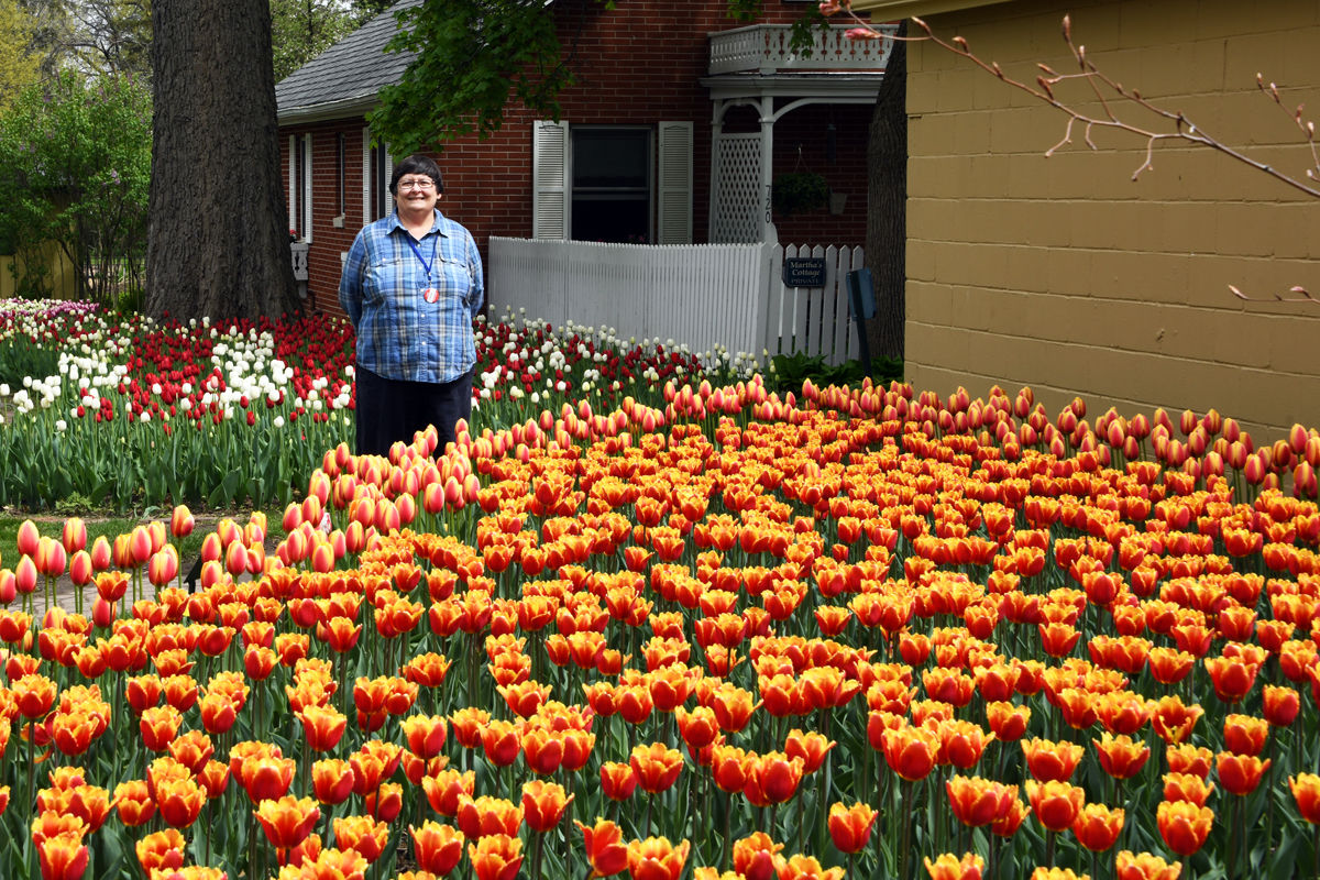 226 Jill Ellis in Scholte Garden in Pella.JPG